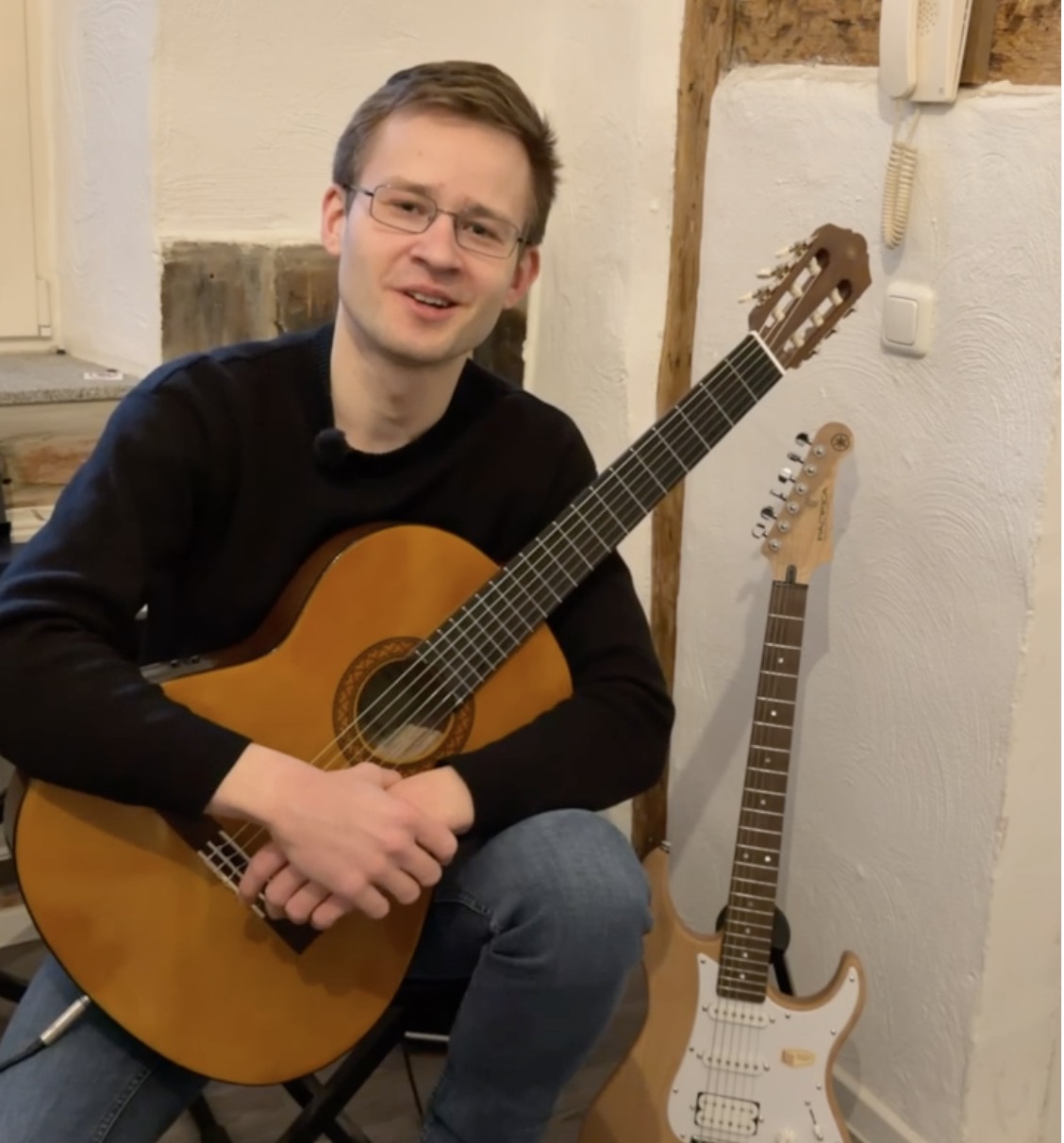 Henry Weinert spielt Gitarre in einem Musikgeschäft