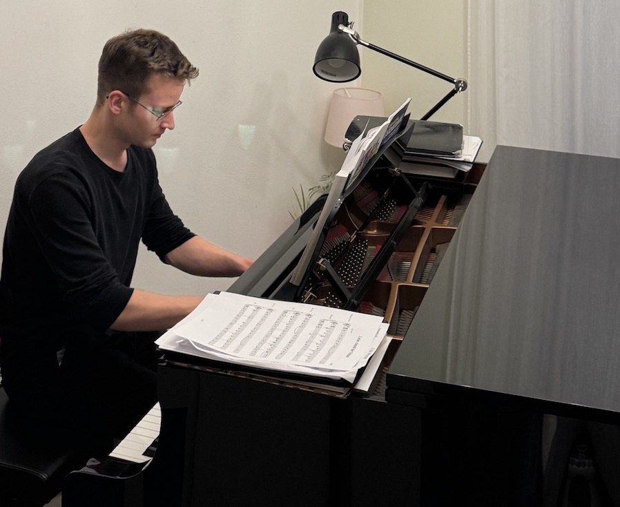 Henry Weinert spielt Klavier